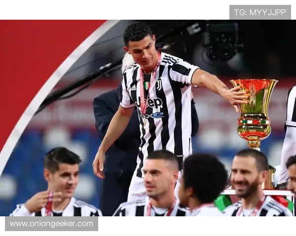 C罗昔日尤文队友工地打拼走红25岁因伤退役成励志典范