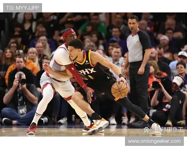 布克第三节状态火热10投6中狂砍16分4篮板4助攻连得12分助力球队反击